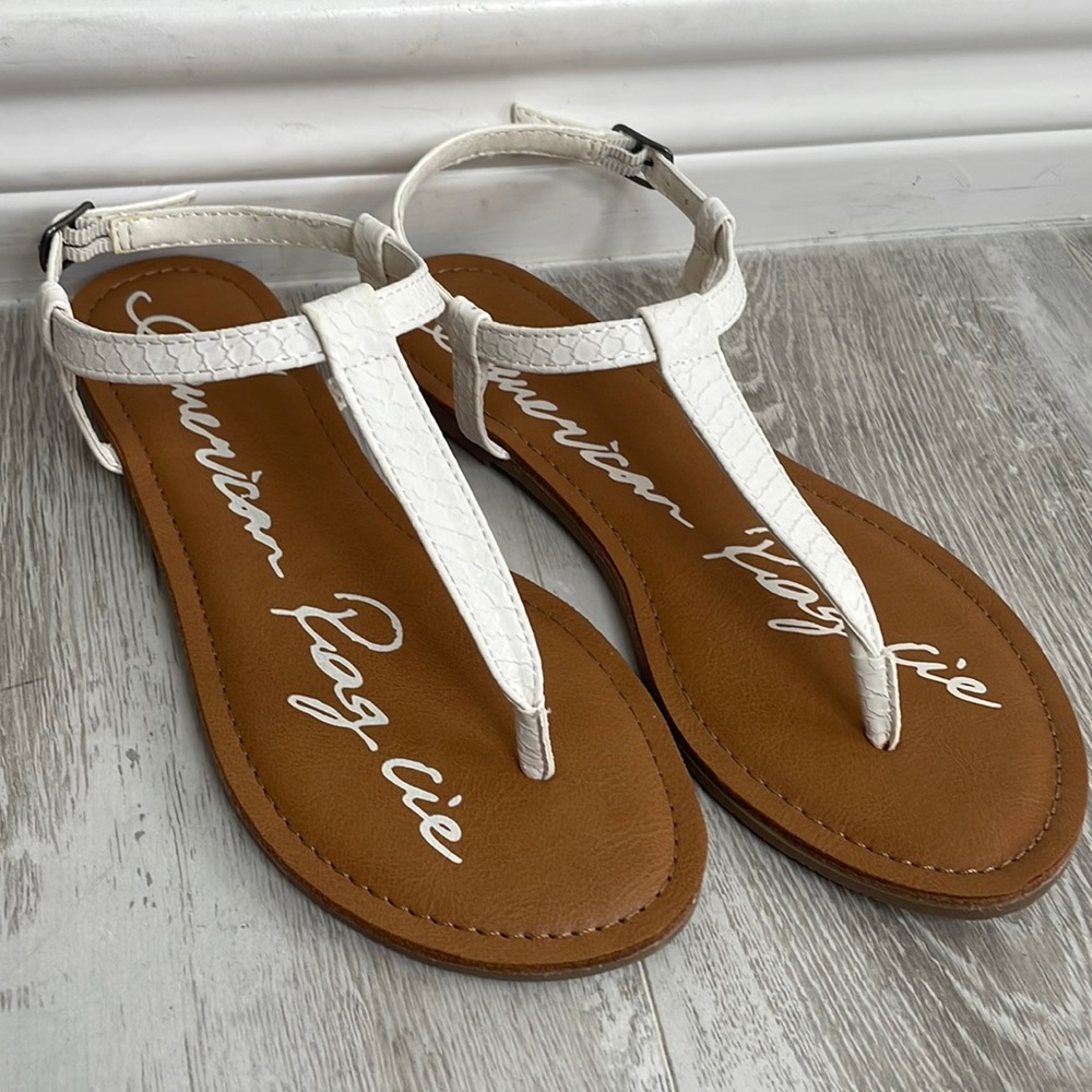 ❤️ New American Rag Akrista White T-Strap Thong Flat Sandals 5.5